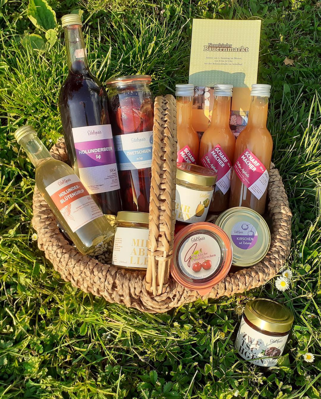 Produkte von Edelspeis: Holundersirup, Holundersaft, Mirabellen in Weißwein, Kirschen in Amaretto